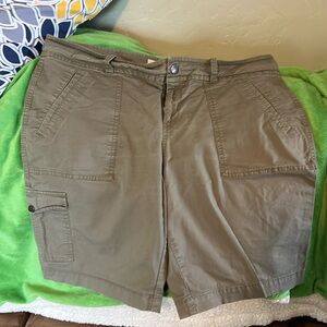 Old Navy shorts Bermuda like new pockets in front and back